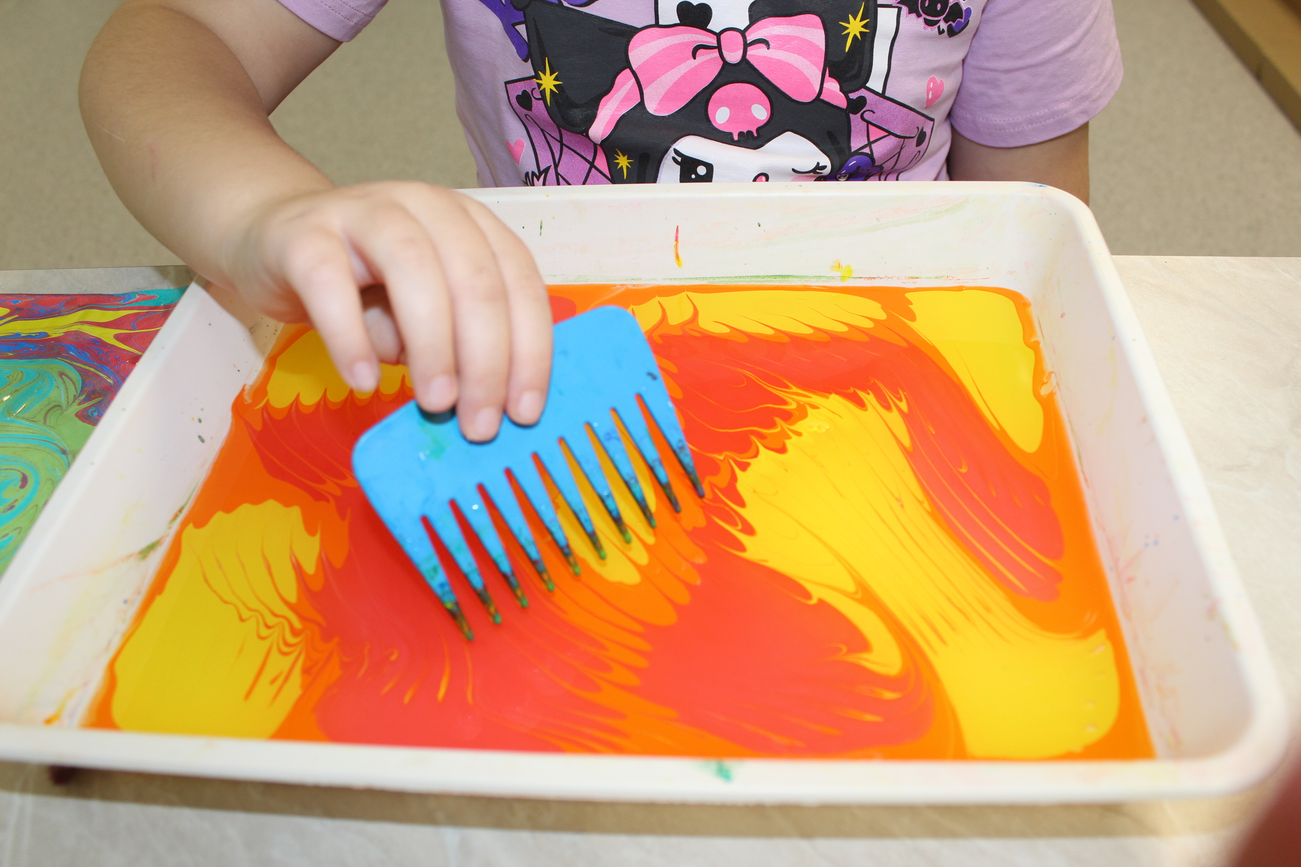 Дети «Родника» рисуют в нетрадиционной технике «эбру» для предстоящей выставки