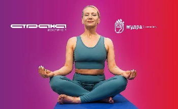 Утренняя йога на газоне в Авторском