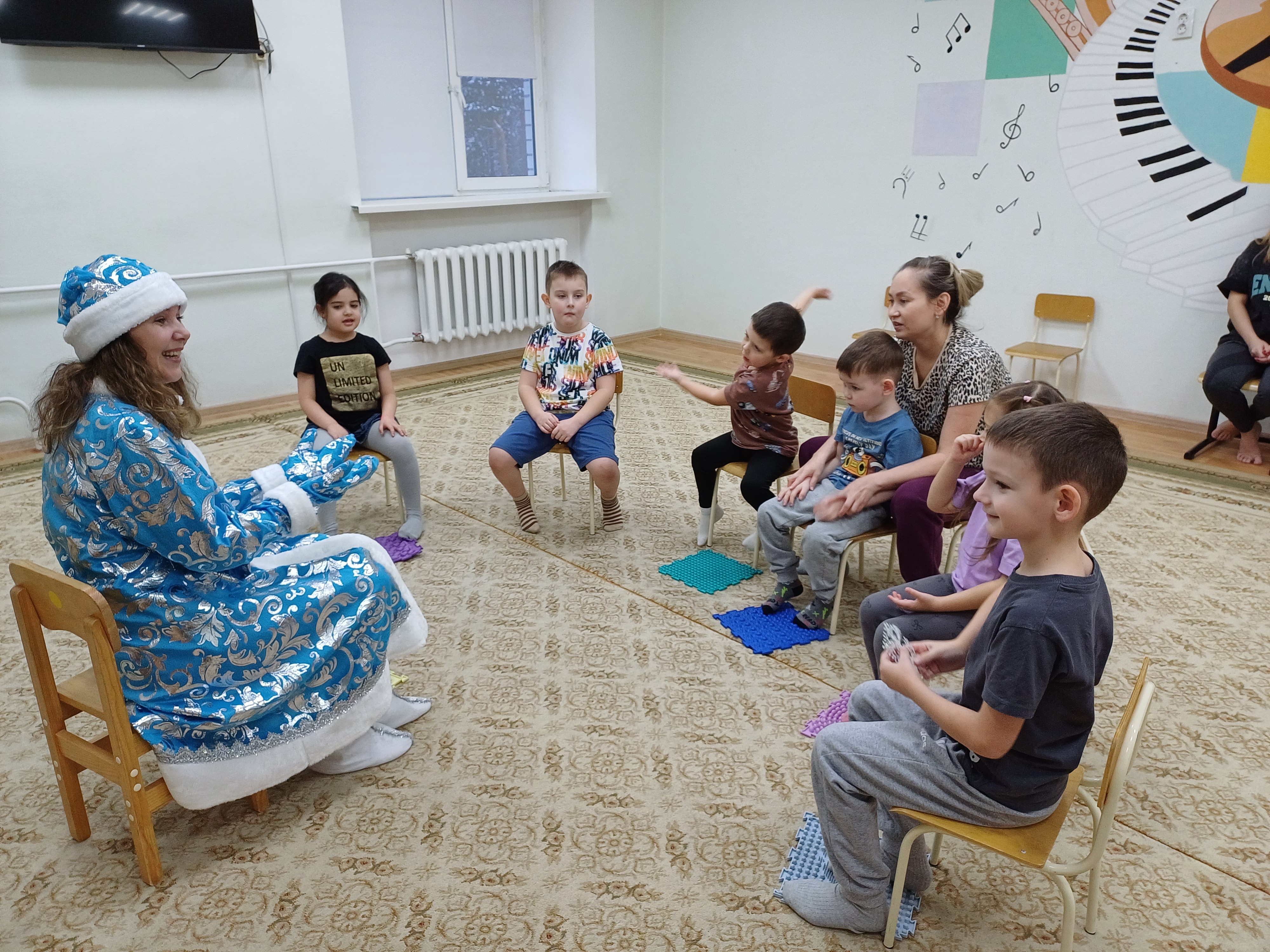 Под Новый год  логоритмику в «Роднике» ведет самая настоящая Снегурочка