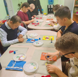 Мудрая гостья на берёзовой ветке