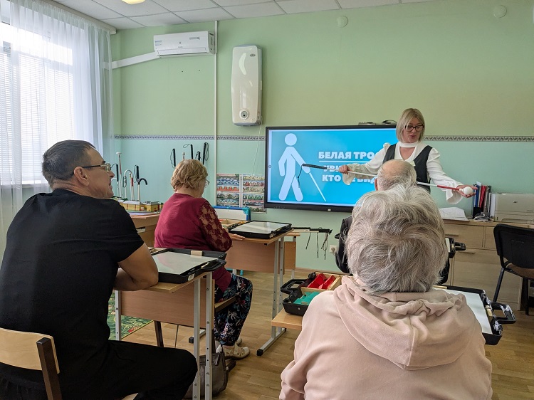 Месячник белой трости: Учимся понимать и помогать