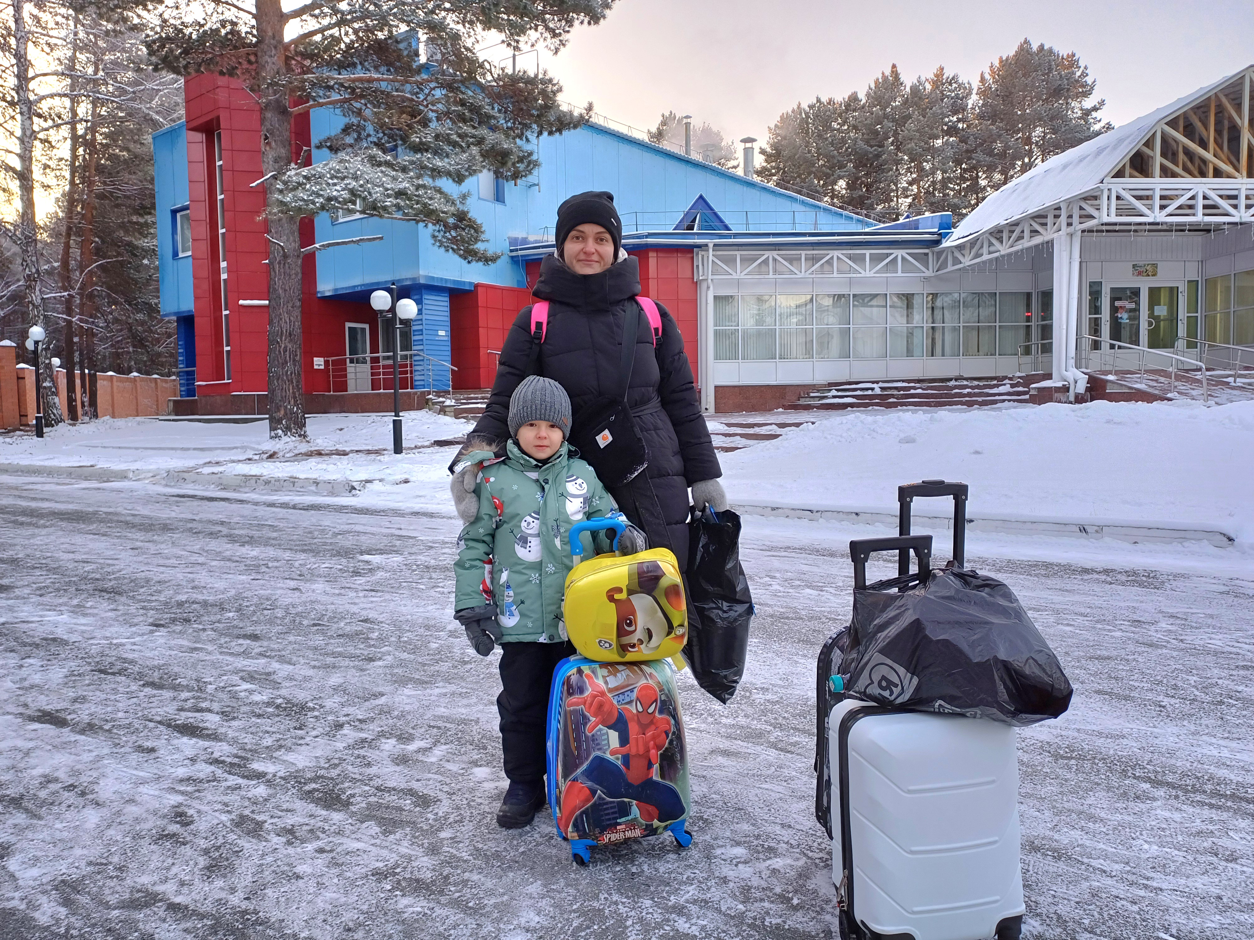 Морозным утром встречаем в «Роднике» новые семьи, которые приехали к нам на реабилитацию